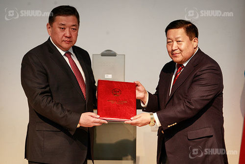 Банкны хуулийн эх бичвэрийг Монголбанкинд хүлээлгэн өглөө